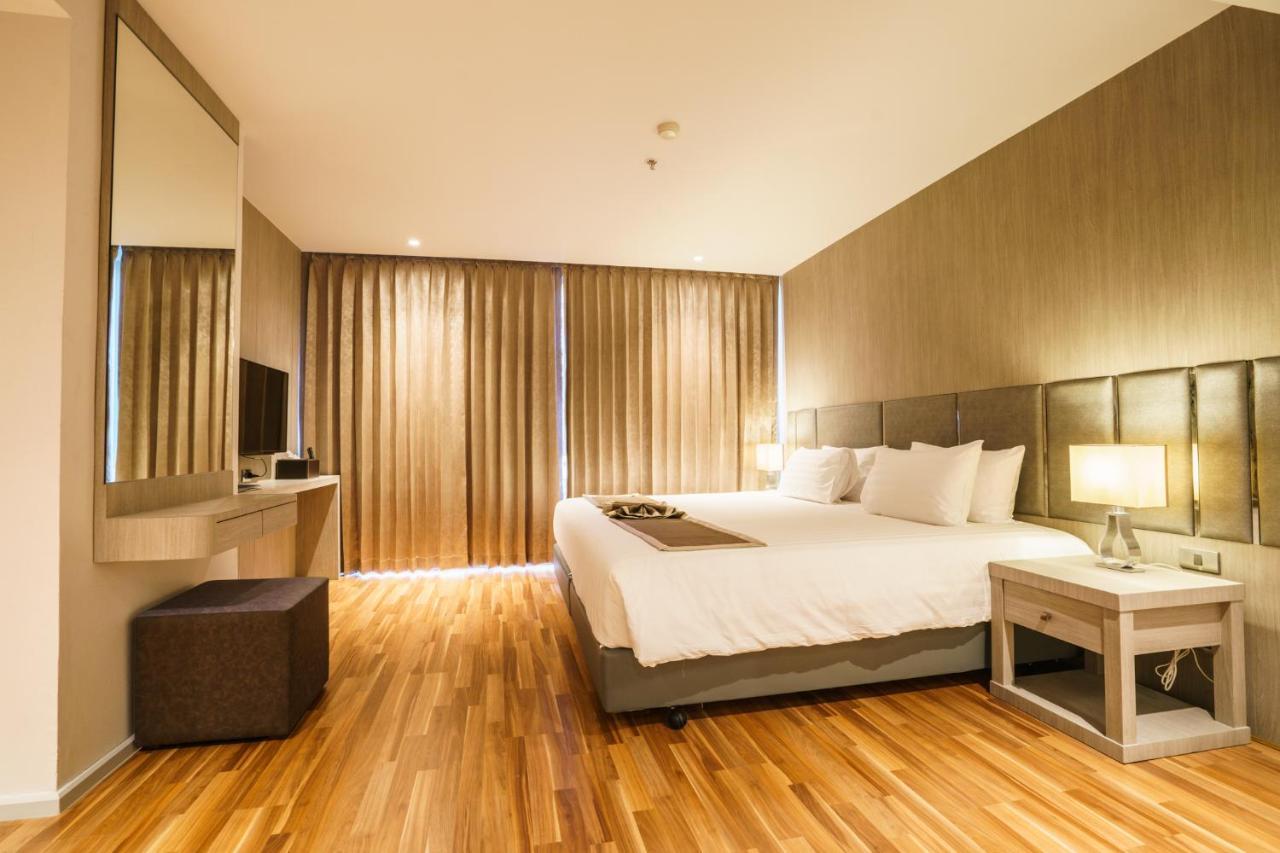 New Season Square Hotel Хатъяй Экстерьер фото