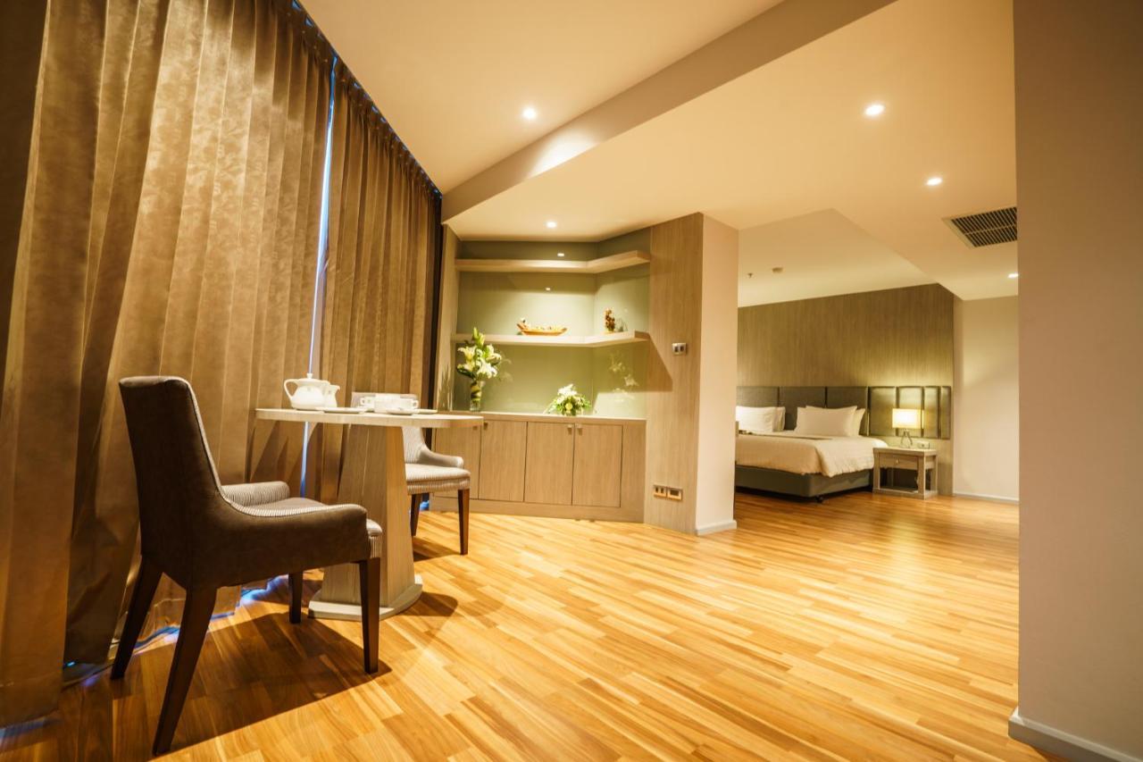 New Season Square Hotel Хатъяй Экстерьер фото