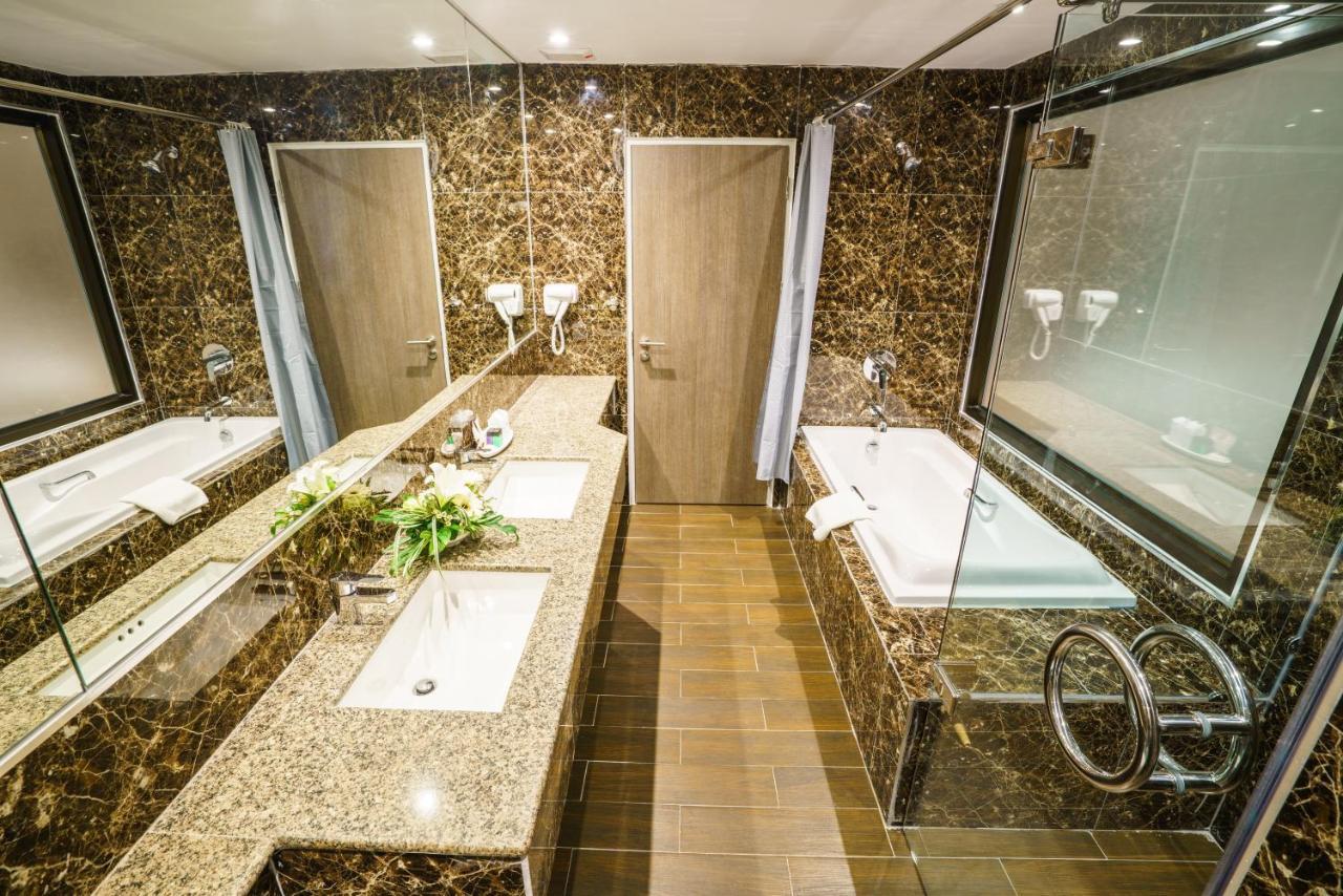 New Season Square Hotel Хатъяй Экстерьер фото