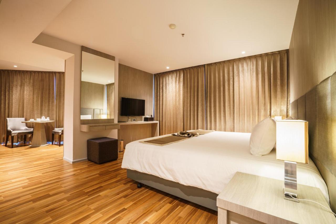 New Season Square Hotel Хатъяй Экстерьер фото