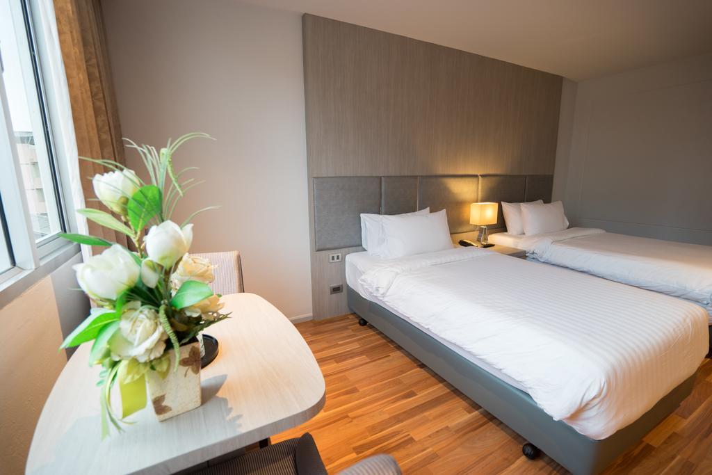 New Season Square Hotel Хатъяй Экстерьер фото