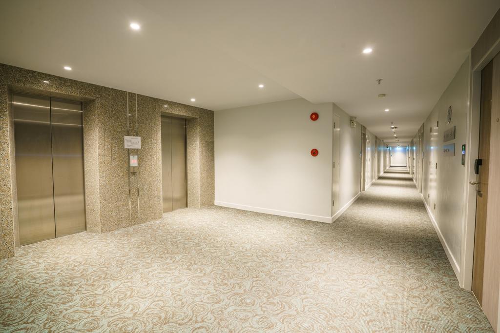 New Season Square Hotel Хатъяй Экстерьер фото