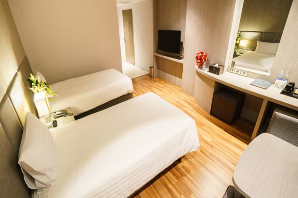 New Season Square Hotel Хатъяй Экстерьер фото