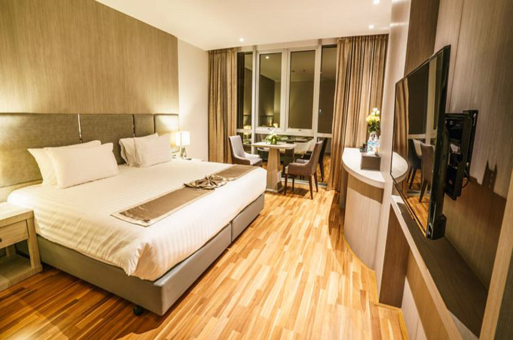 New Season Square Hotel Хатъяй Экстерьер фото
