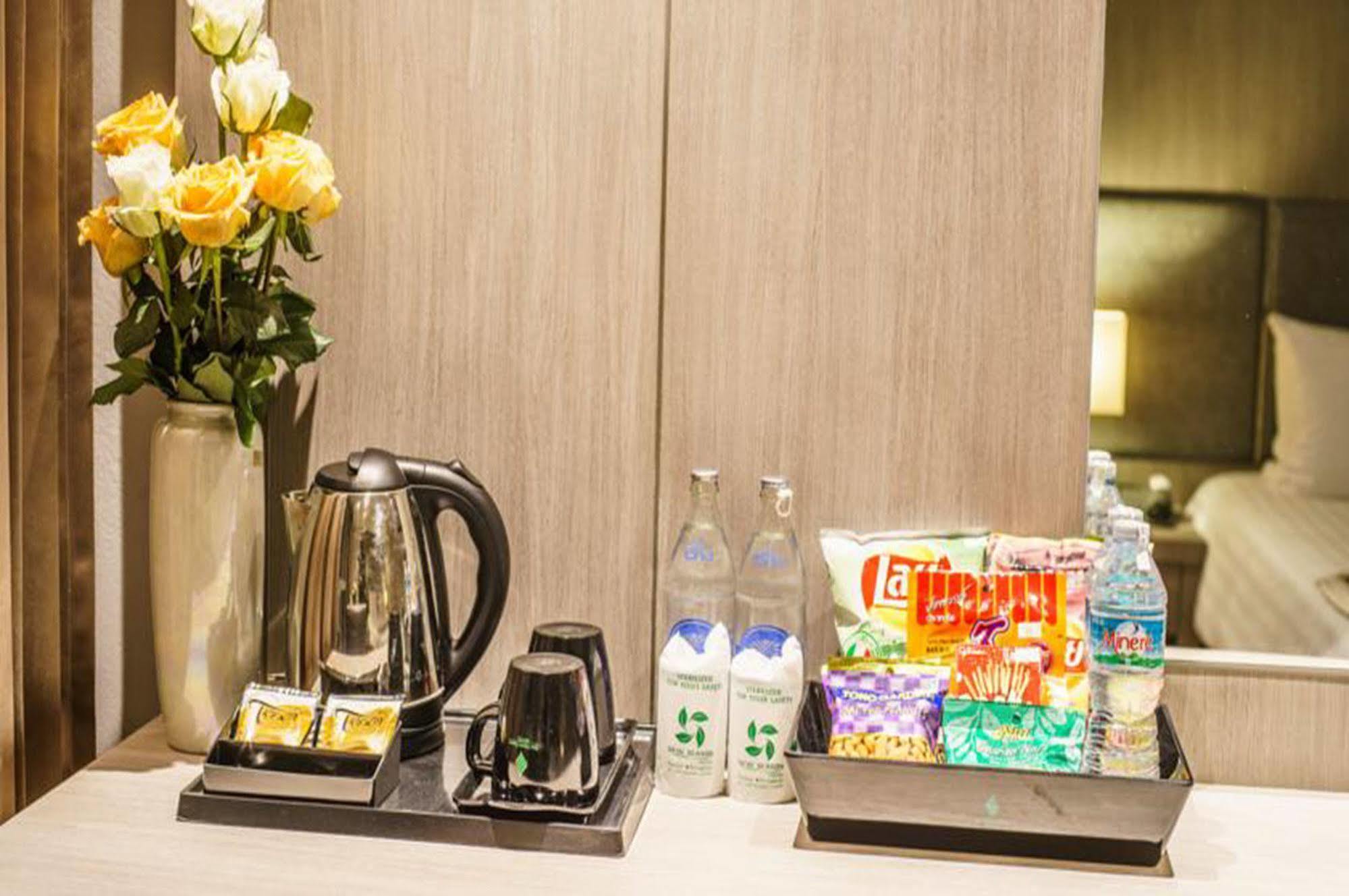 New Season Square Hotel Хатъяй Экстерьер фото