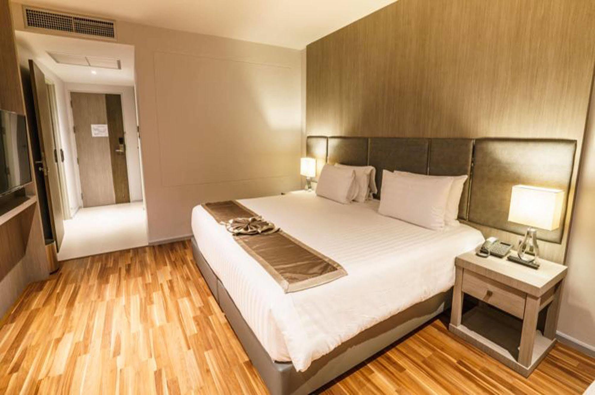New Season Square Hotel Хатъяй Экстерьер фото