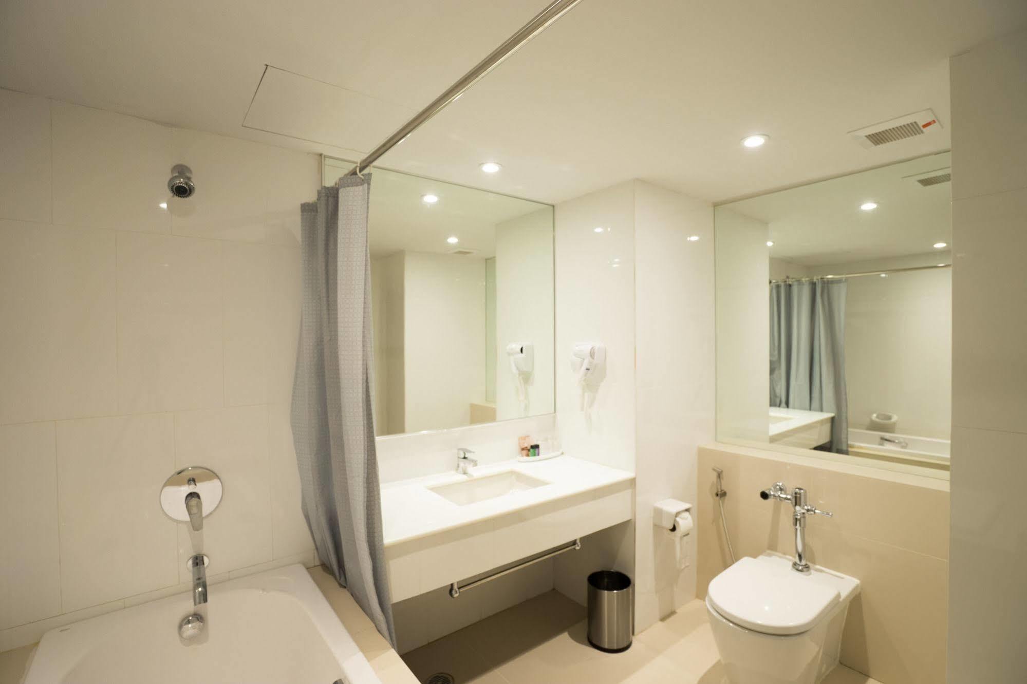 New Season Square Hotel Хатъяй Экстерьер фото
