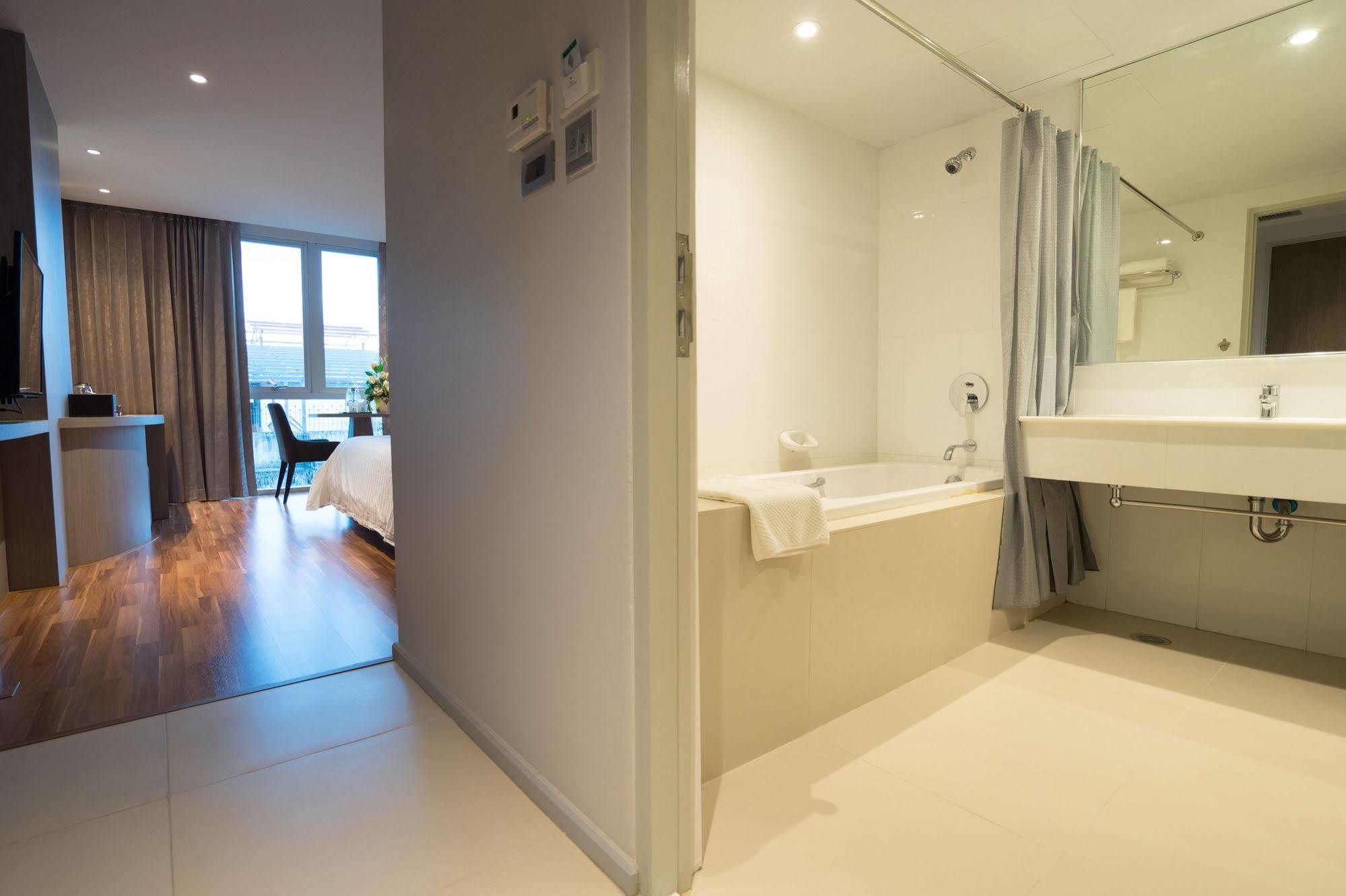 New Season Square Hotel Хатъяй Экстерьер фото