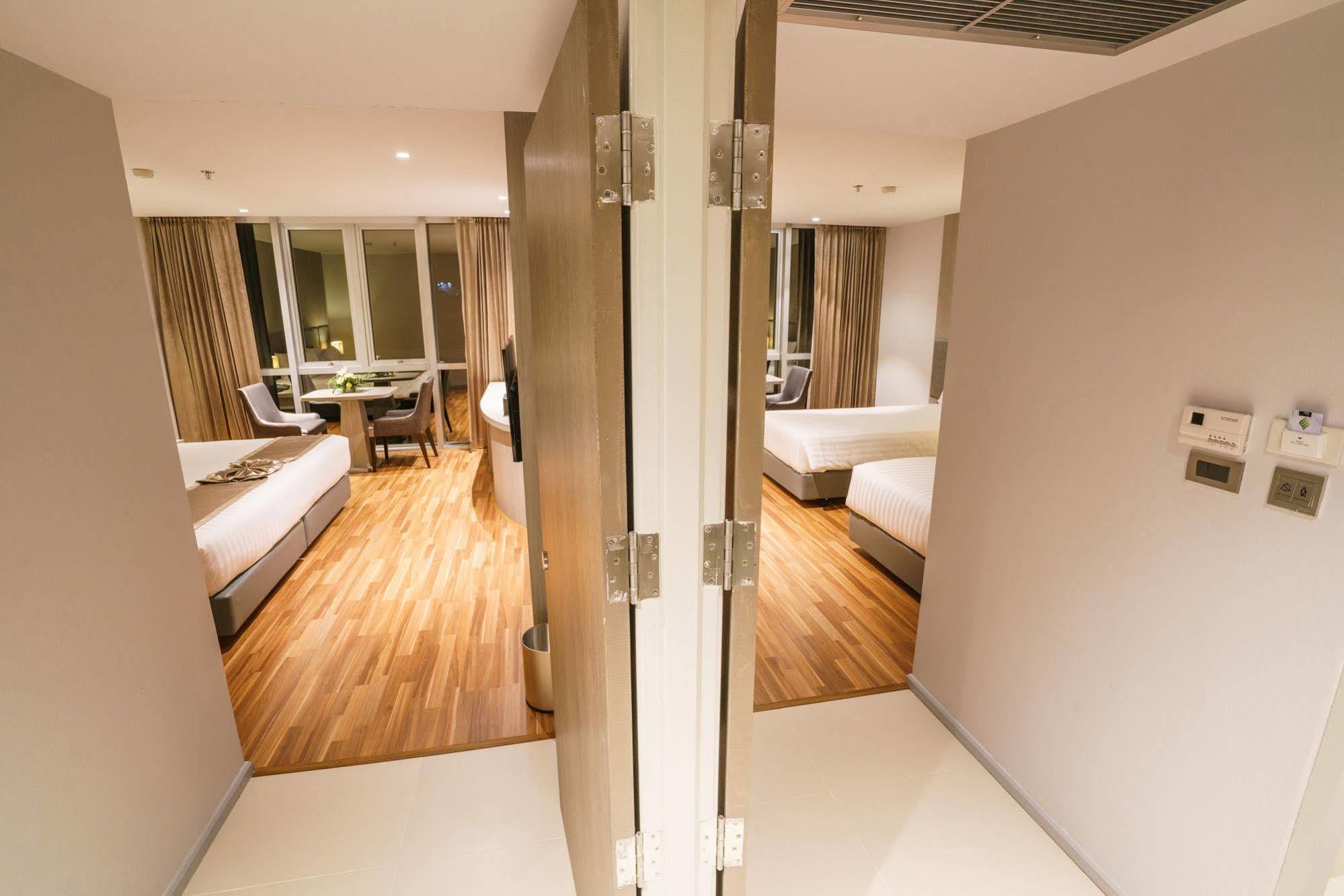 New Season Square Hotel Хатъяй Экстерьер фото