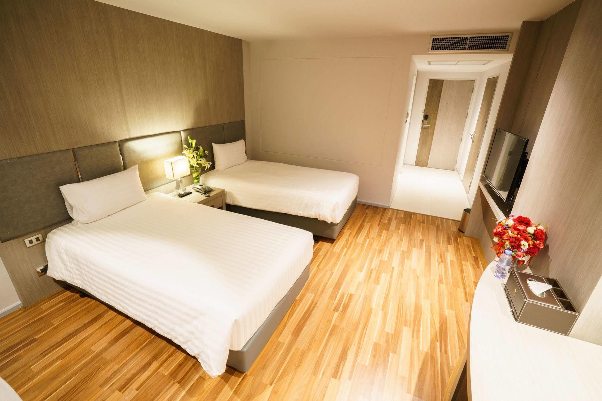 New Season Square Hotel Хатъяй Экстерьер фото