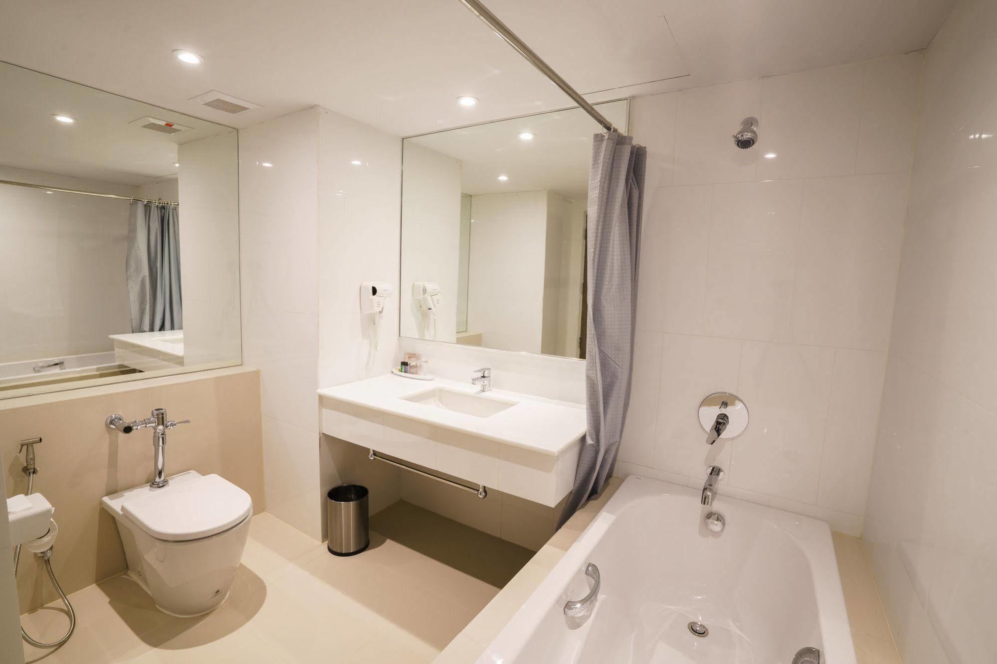 New Season Square Hotel Хатъяй Экстерьер фото