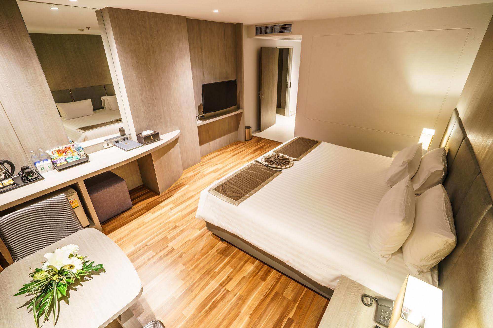 New Season Square Hotel Хатъяй Экстерьер фото