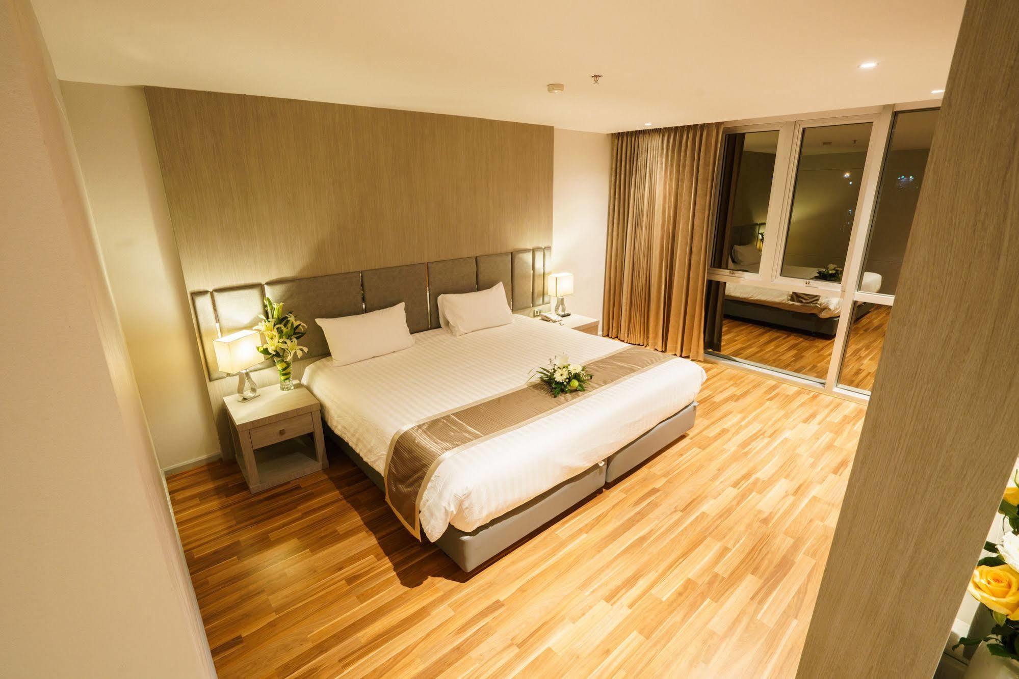 New Season Square Hotel Хатъяй Экстерьер фото