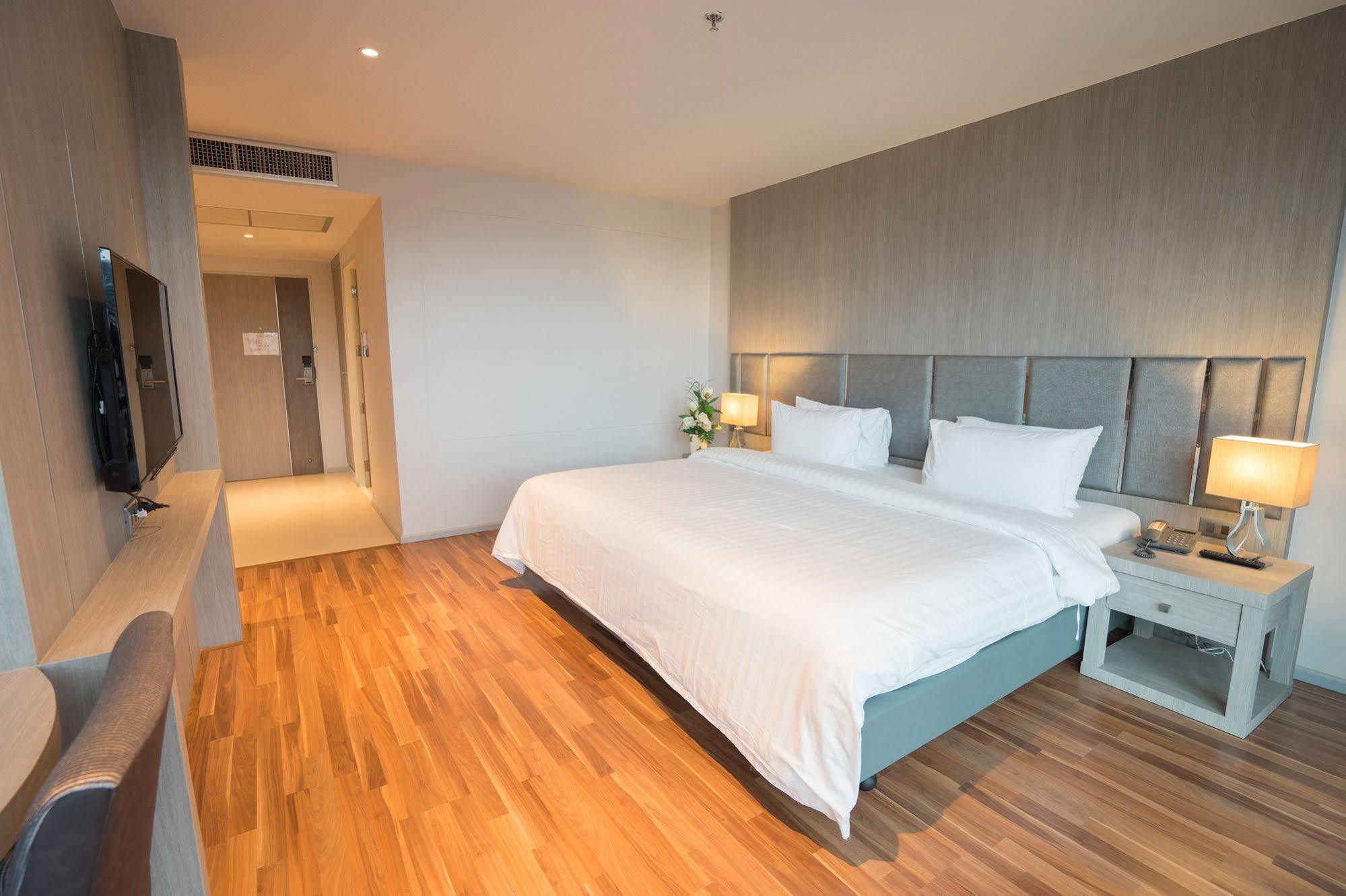 New Season Square Hotel Хатъяй Экстерьер фото