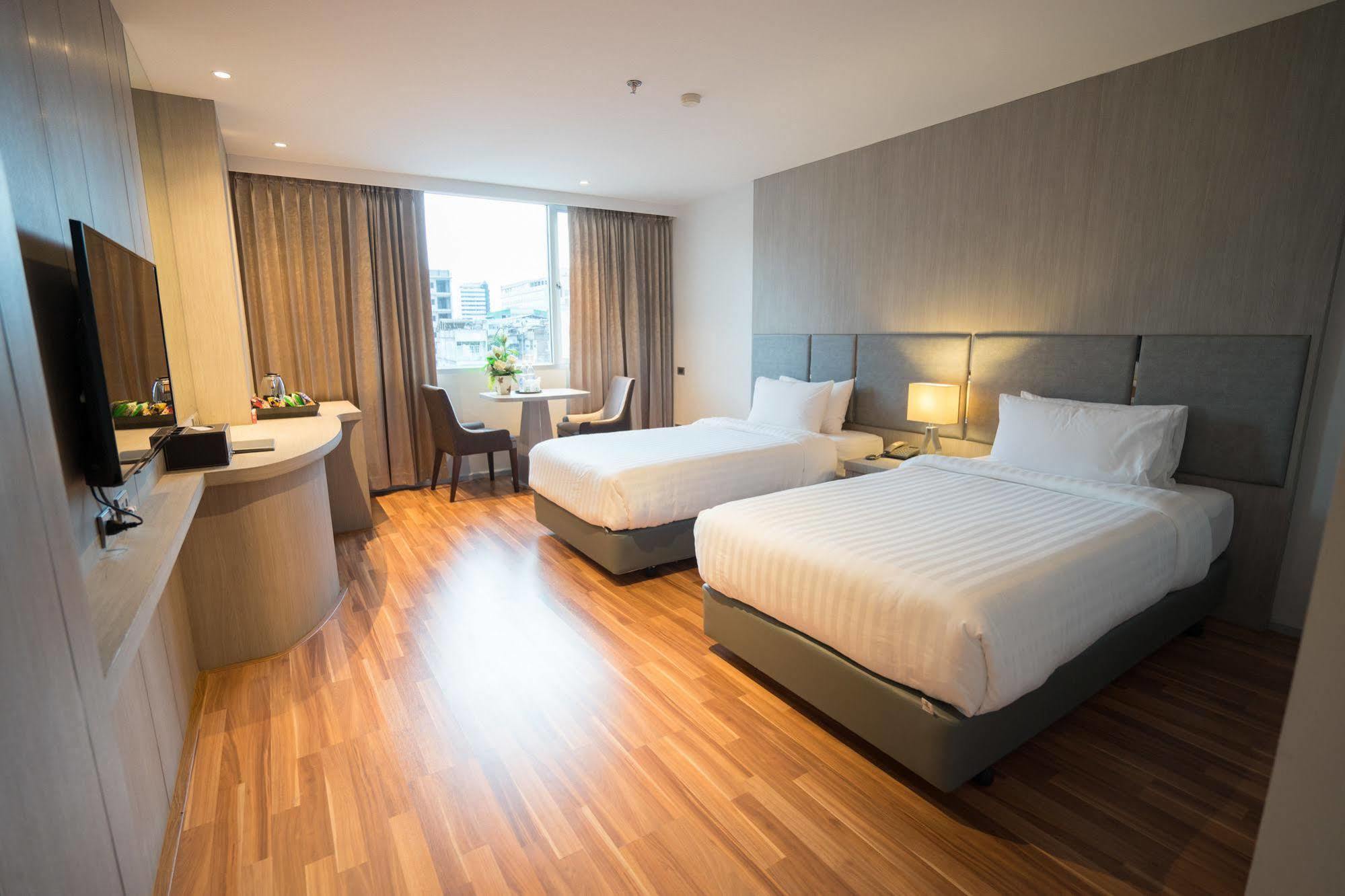 New Season Square Hotel Хатъяй Экстерьер фото