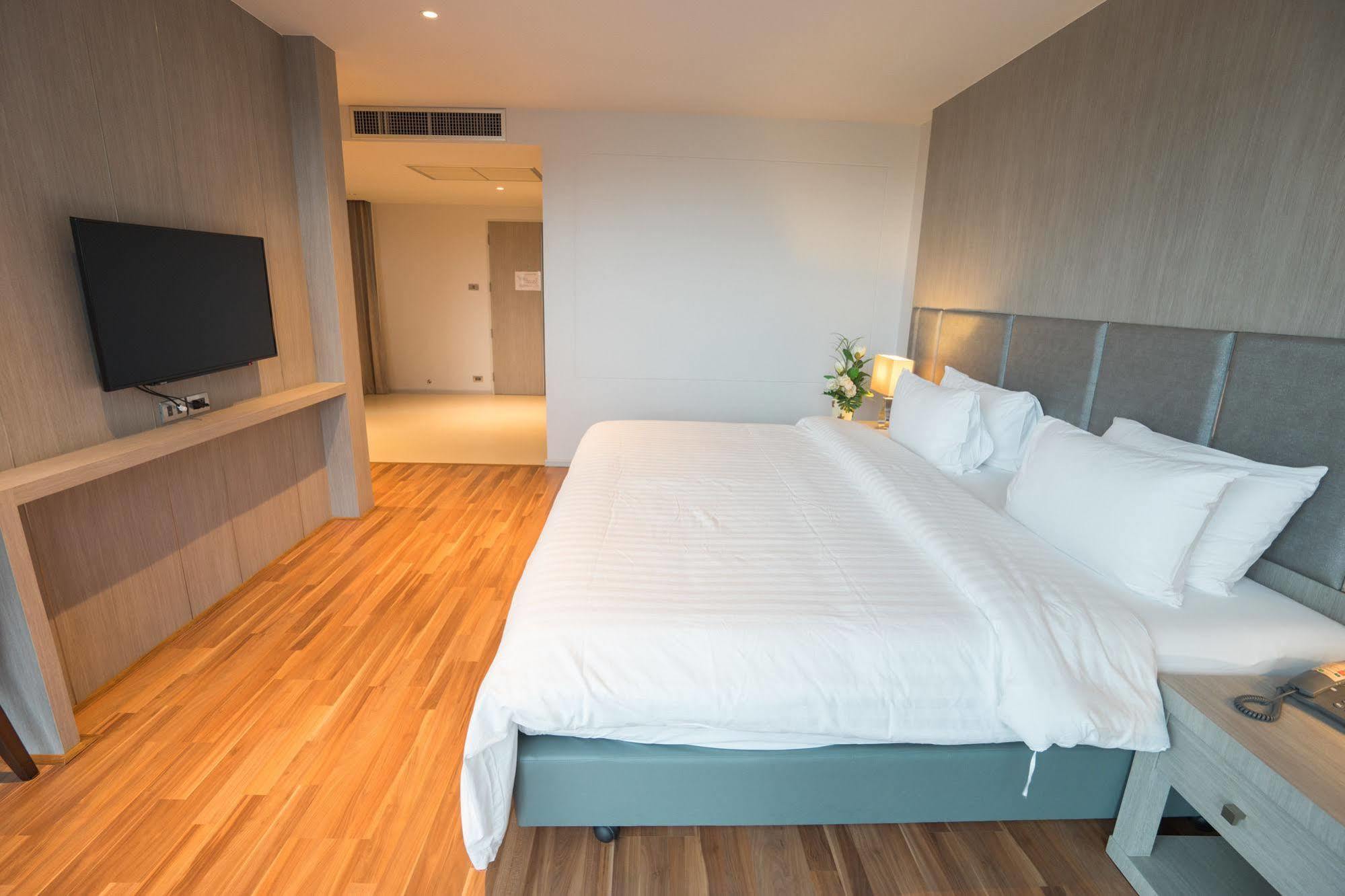 New Season Square Hotel Хатъяй Экстерьер фото