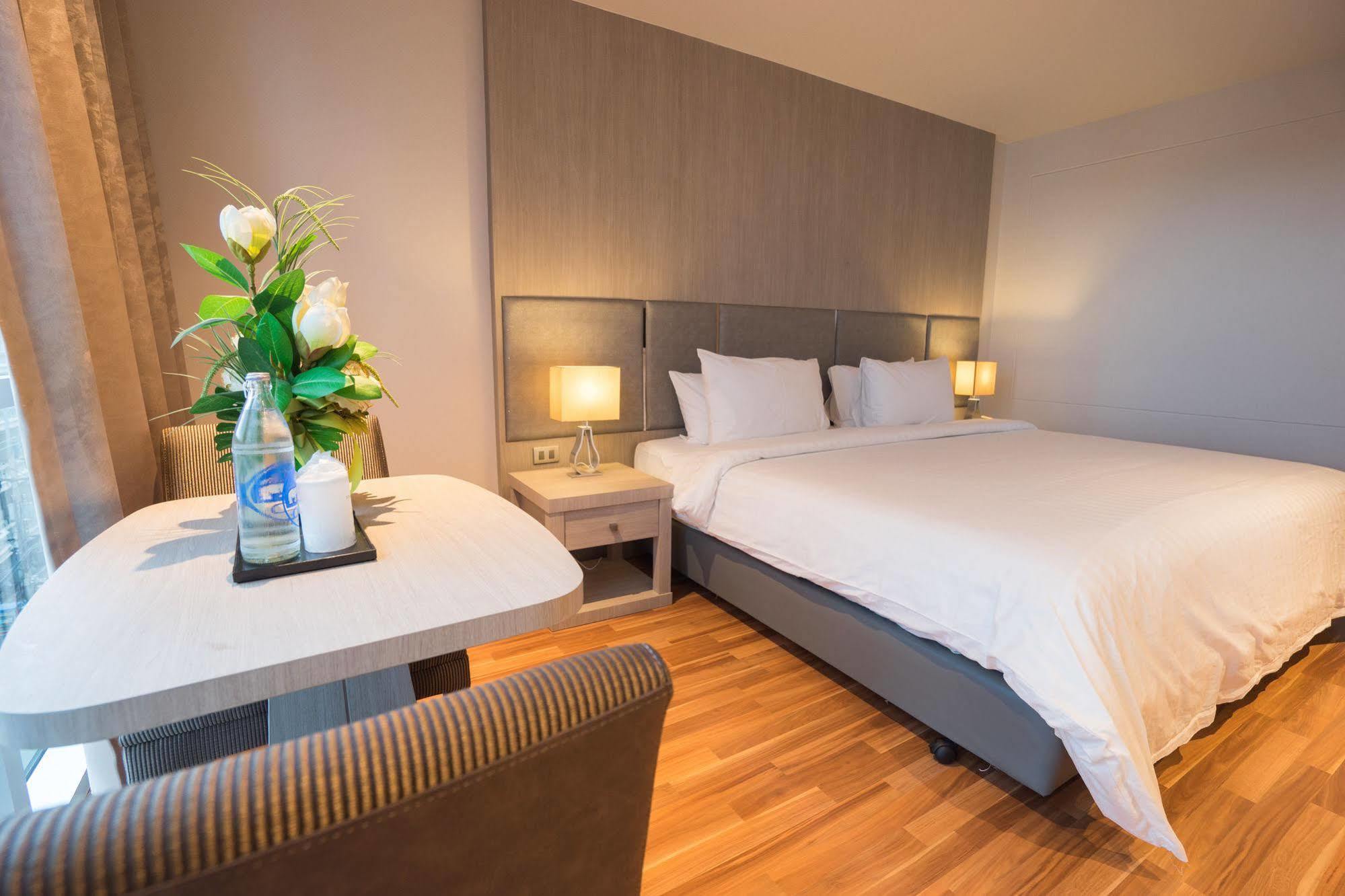 New Season Square Hotel Хатъяй Экстерьер фото