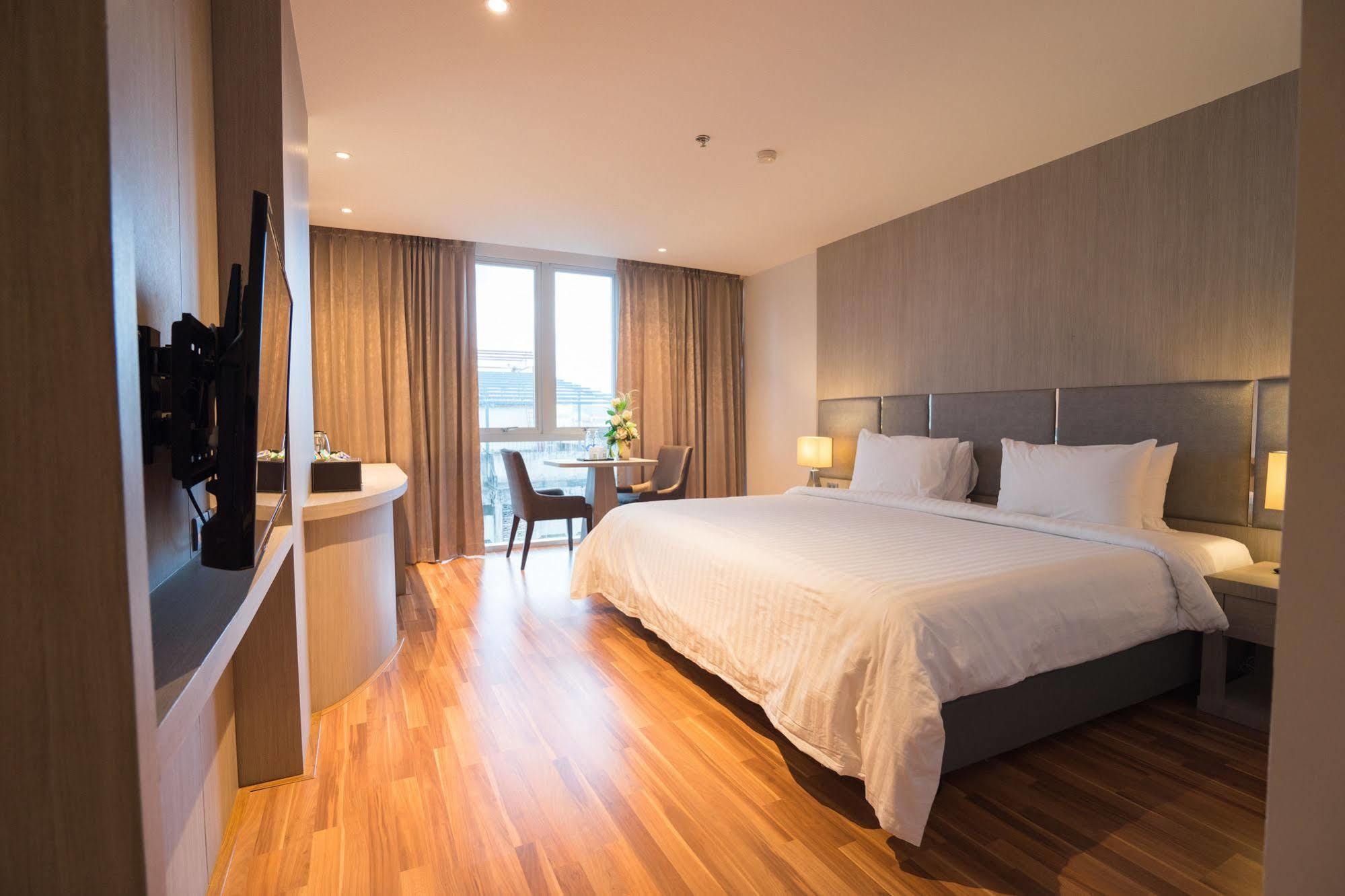 New Season Square Hotel Хатъяй Экстерьер фото