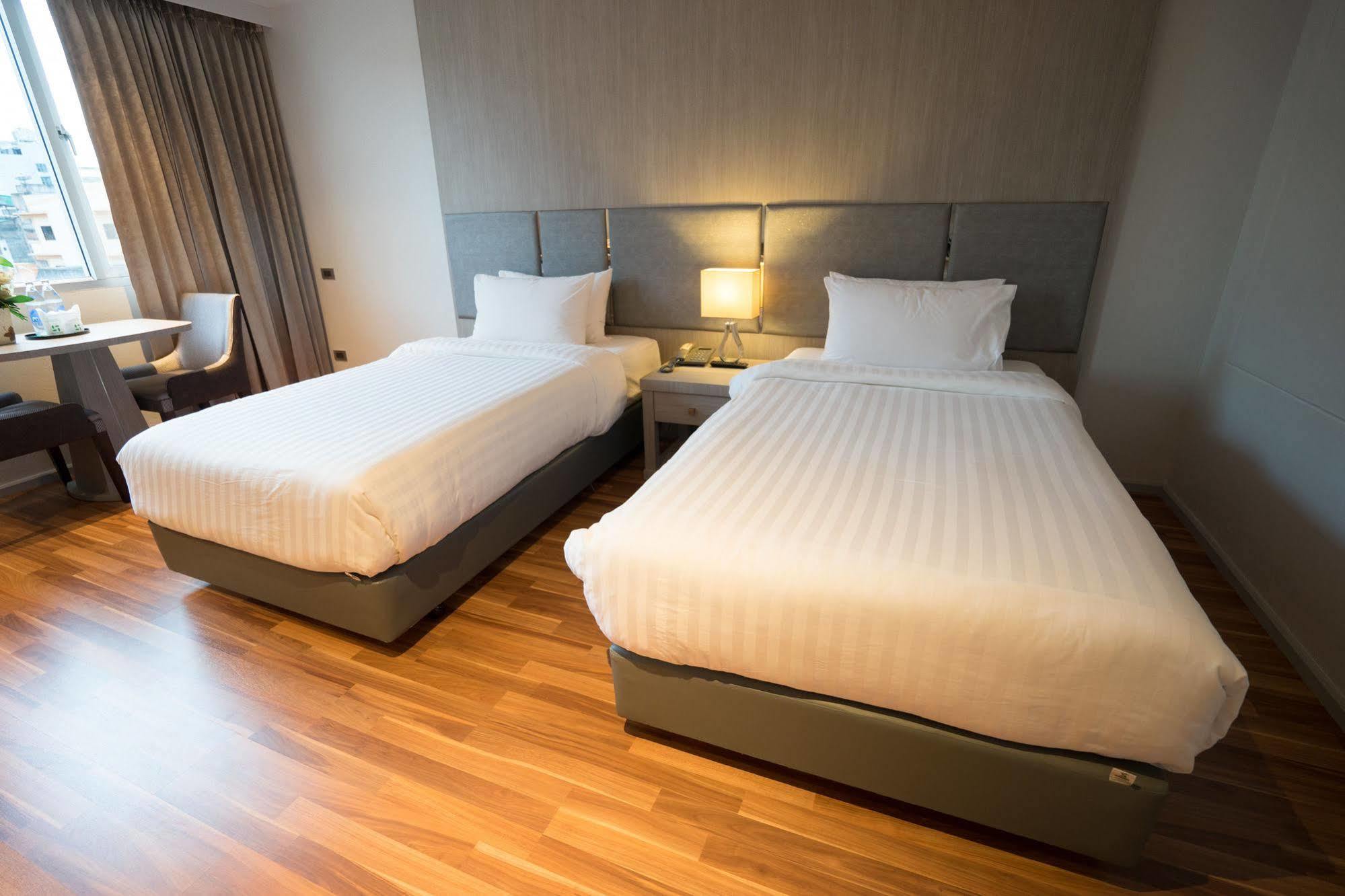 New Season Square Hotel Хатъяй Экстерьер фото