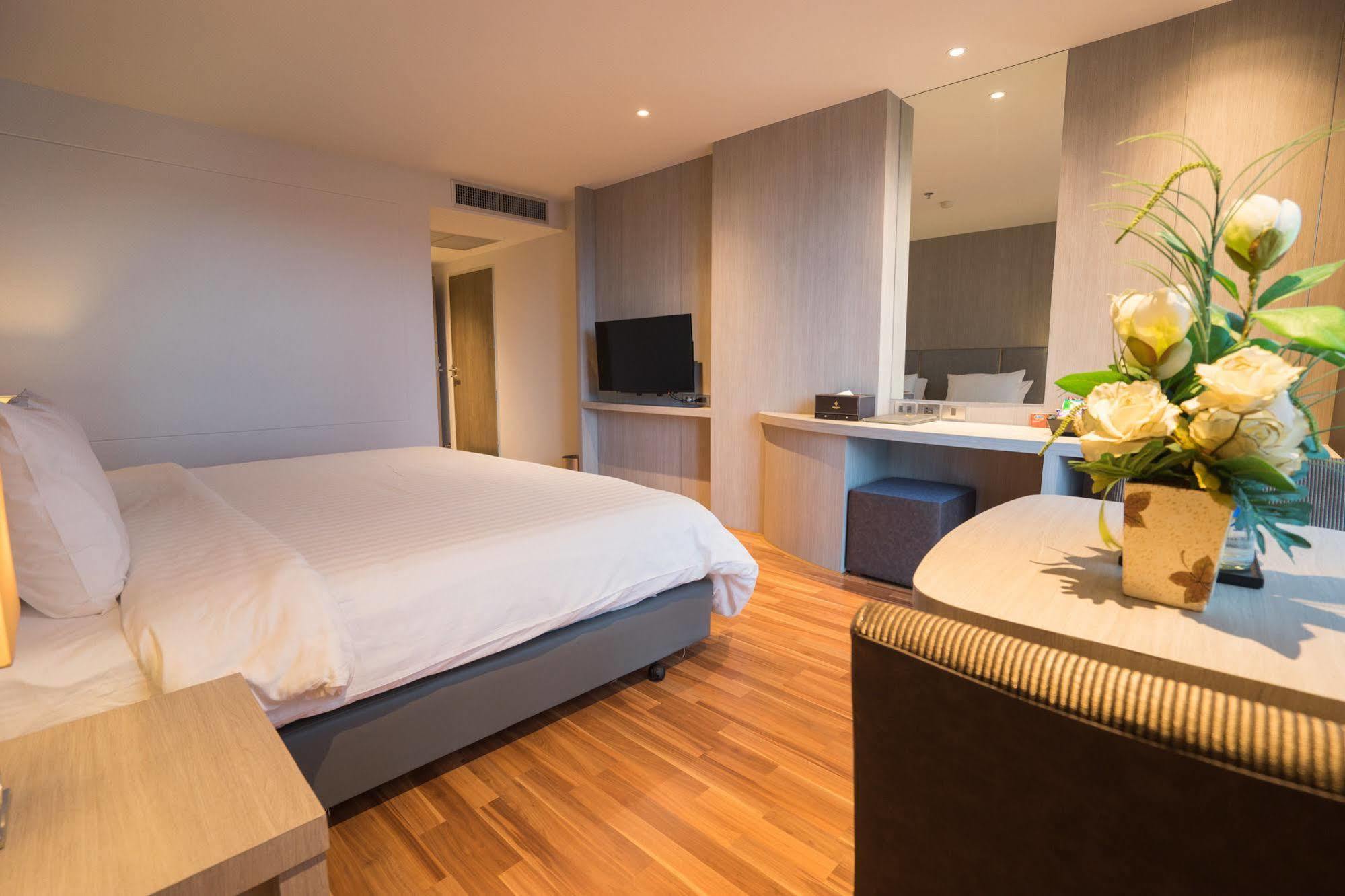 New Season Square Hotel Хатъяй Экстерьер фото